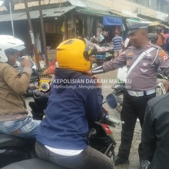 Sat Lantas Polres Kepulauan Aru Berikan Himbauan Lalu Lintas Kepada Para Tukang Ojek Di Pasar Jargaria Kota Dobo.