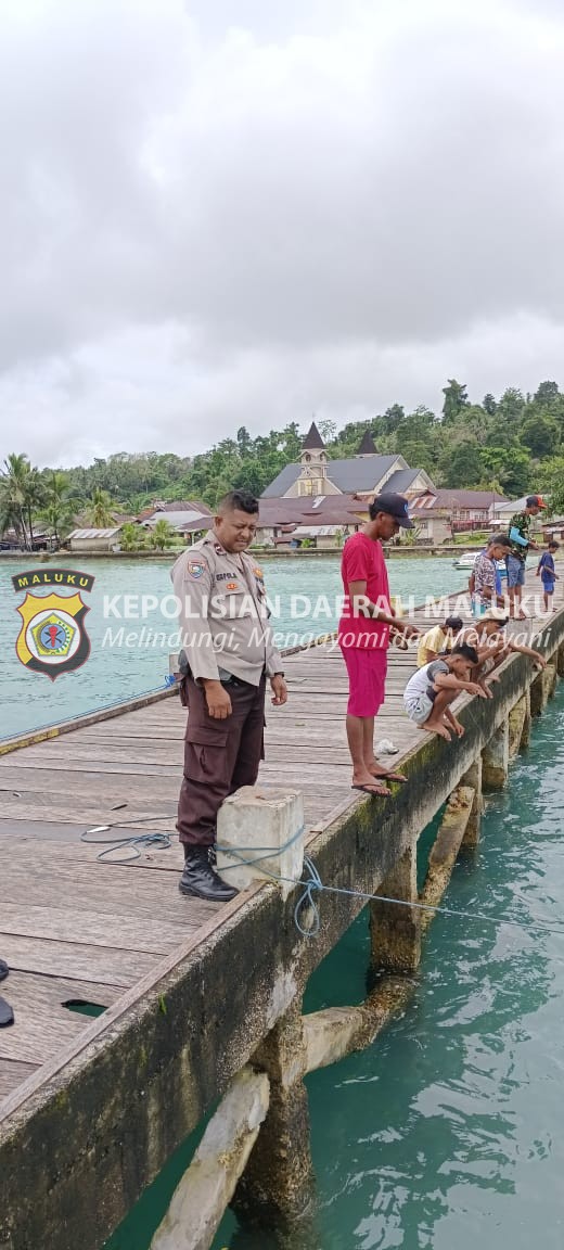 Bhabinkamtibmas Negeri Hulaliu Lakukan Sambang Warga dan Sampaikan Himbauan Kamtibmas