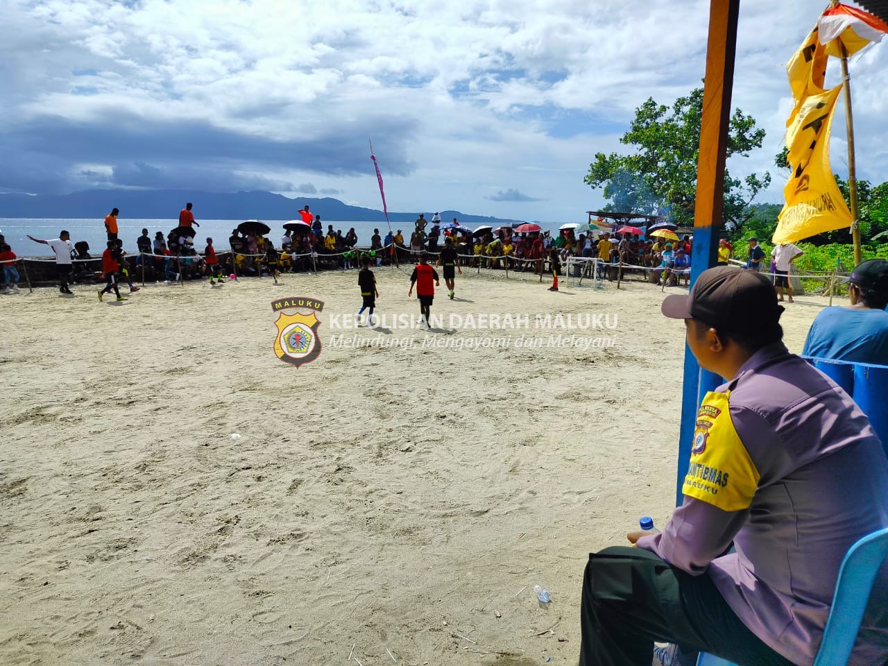 Bhabinkamtibmas lakukan pengamanan Final Gawang Mini Memeriahkan HUT ke-89 Gereja Protestan Maluku di Benteng Neuwsela