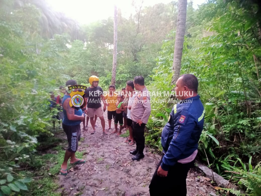 Polsek Saparua turun TKP Penemuan Bayi