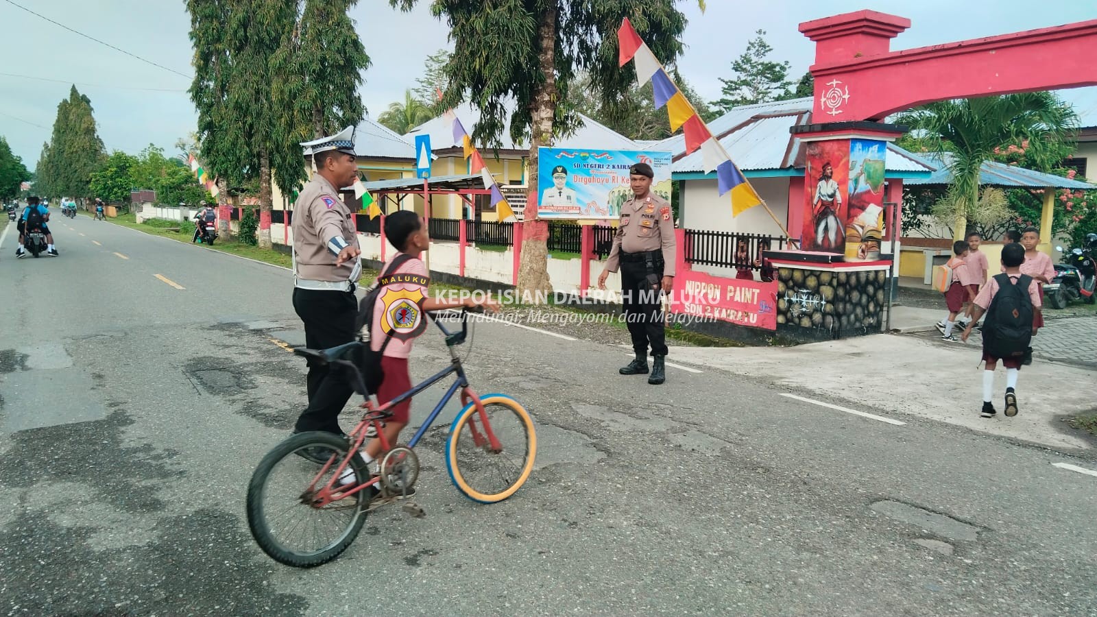 Personel Polsek Kairatu Laksanakan Patroli Dialogis dan Gatur Lalin