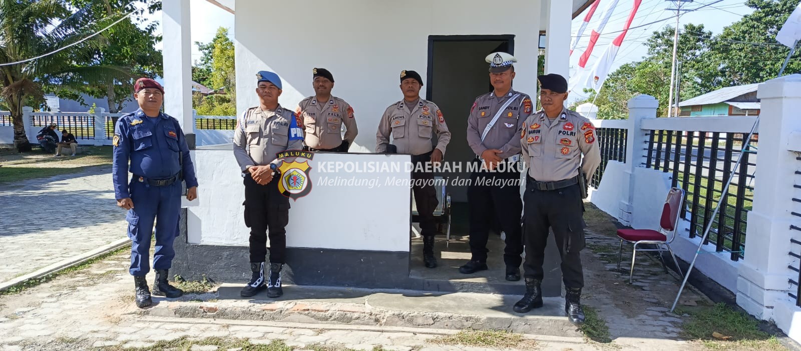 Jaga Keamanan Kantor KPU Kab. Buru Personil Polres Buru Lakukan Pengamanan