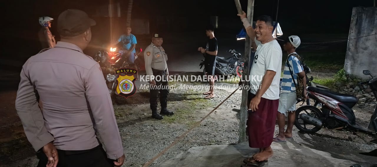 Patroli Malam, Polsek Waisarisa Berikan Rasa Aman Dan Nyaman Kepada Masyarakat Di Wilayah Hukumnya