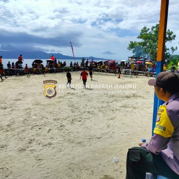 Bhabinkamtibmas lakukan pengamanan Final Gawang Mini Memeriahkan HUT ke-89 Gereja Protestan Maluku di Benteng Neuwsela