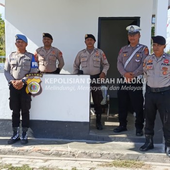 Jaga Keamanan Kantor KPU Kab. Buru Personil Polres Buru Lakukan Pengamanan