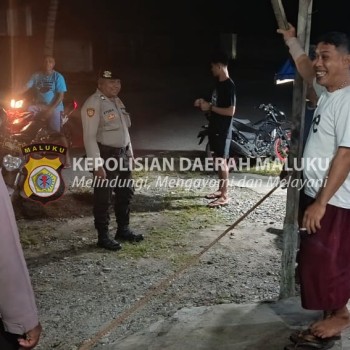 Patroli Malam, Polsek Waisarisa Berikan Rasa Aman Dan Nyaman Kepada Masyarakat Di Wilayah Hukumnya