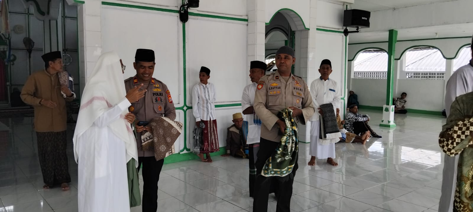 Kapolsek Leihitu Laksanakan Sholat Jumat dan Sampaikan Himbauan Kamtibmas di Masjid