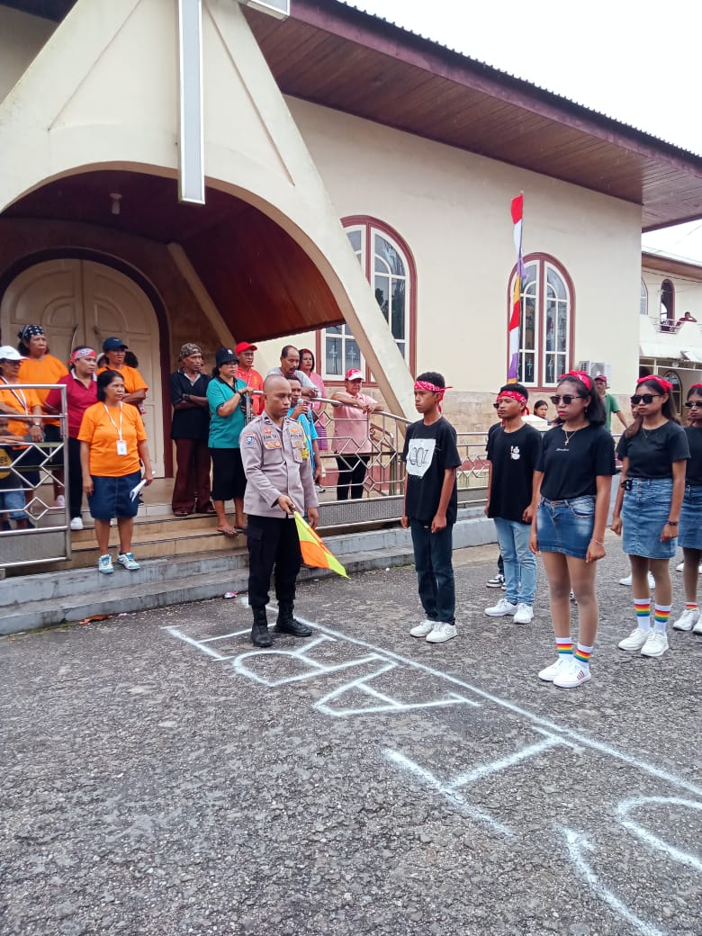 Bhabinkamtibmas Negeri Ihamahu Amankan Lomba Baris Indah dalam Rangka HUT ke-89 Gereja Protestan Maluku