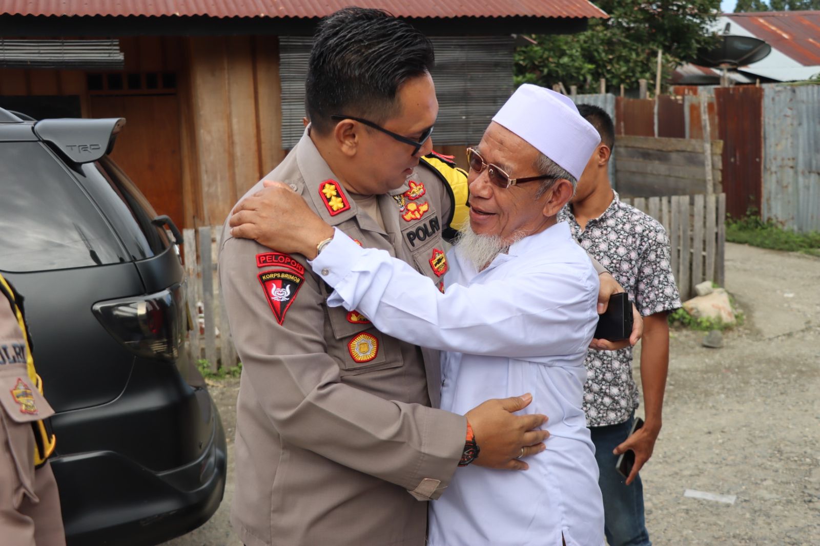 Peluk Hangat Kapolres SBB, Ustad Mohammad Assafiqih Apresiasi Perhatian Polres Untuk Para Santri