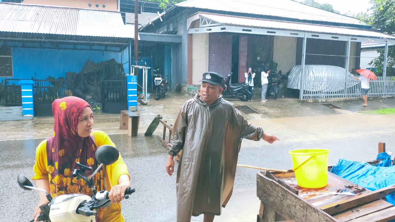 Diguyur Hujan Lebat, Polres SBT Siagakan Personel Antisipasi Banjir