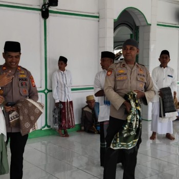 Kapolsek Leihitu Laksanakan Sholat Jumat dan Sampaikan Himbauan Kamtibmas di Masjid