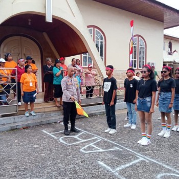 Bhabinkamtibmas Negeri Ihamahu Amankan Lomba Baris Indah dalam Rangka HUT ke-89 Gereja Protestan Maluku