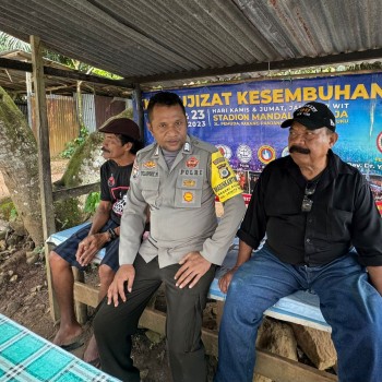 Bhabinkamtibmas Negeri Allang Sambangi Warga, Sampaikan Himbauan Kamtibmas