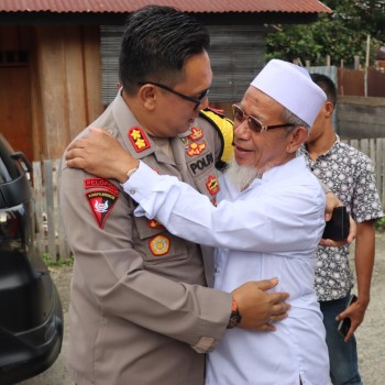 Peluk Hangat Kapolres SBB, Ustad Mohammad Assafiqih Apresiasi Perhatian Polres Untuk Para Santri