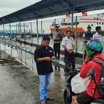 Sat Polairud Polres Malteng Laksanakan Pengamanan Di Pelabuhan Feri