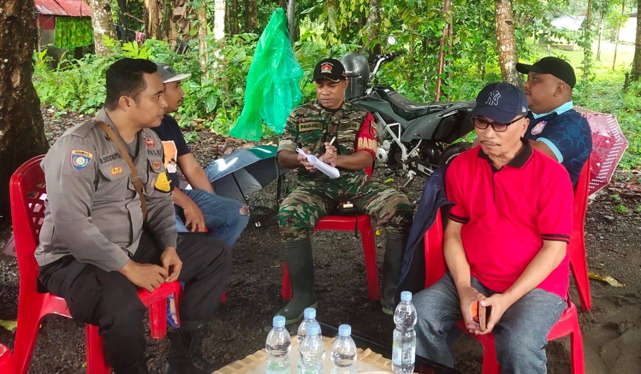 Bhabinkamtibmas dan Babinsa Negeri Hatu Laksanakan Patroli dan Himbauan Kamtibmas kepada Tokoh Masyarakat