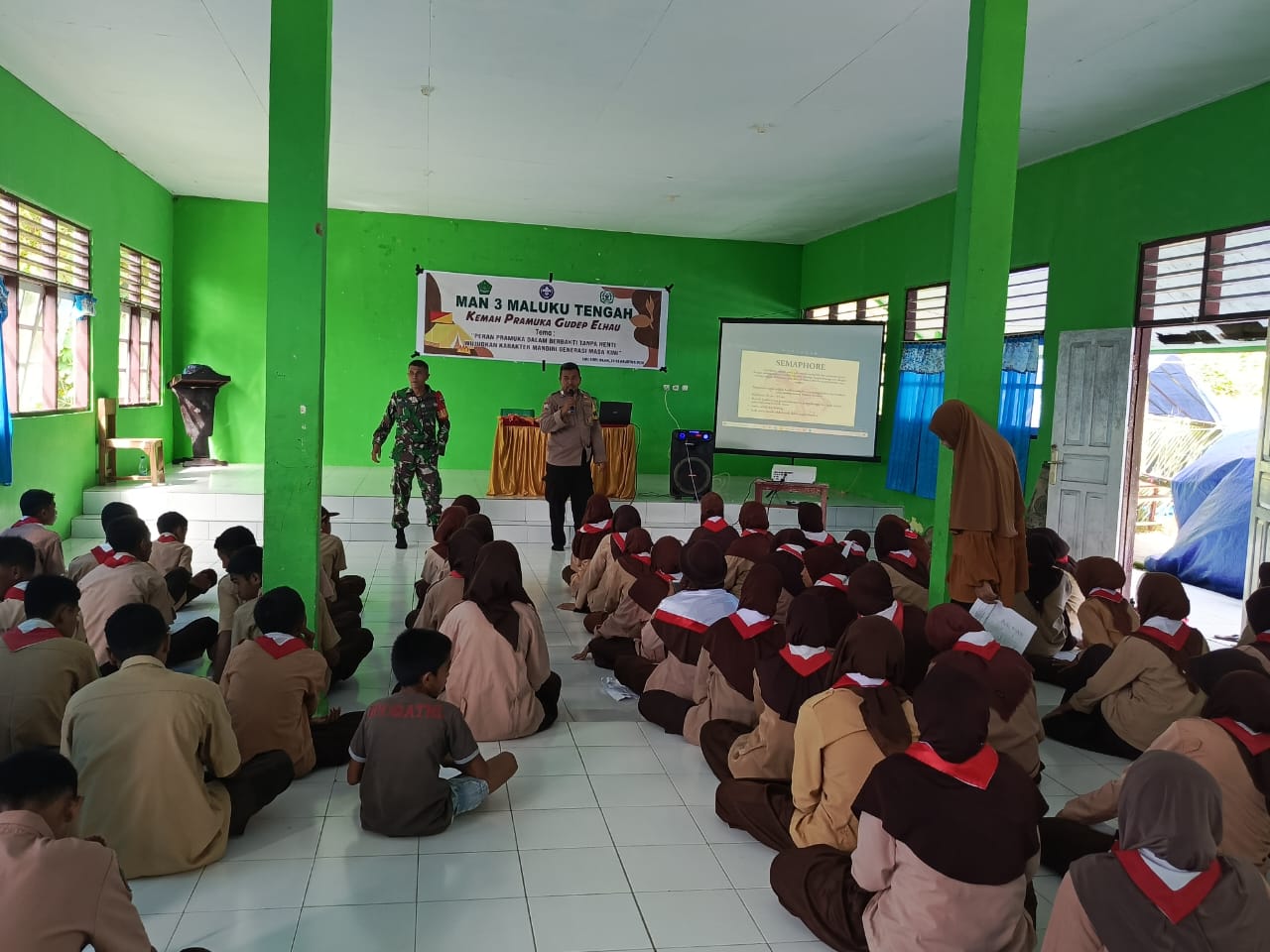 Bhabinkamtibmas dan Babinsa Negeri Siri Sori Islam Berikan Materi Sandi Semaphore dan Morse pada Kegiatan Kemah Pramuka GUDEP ELHAU