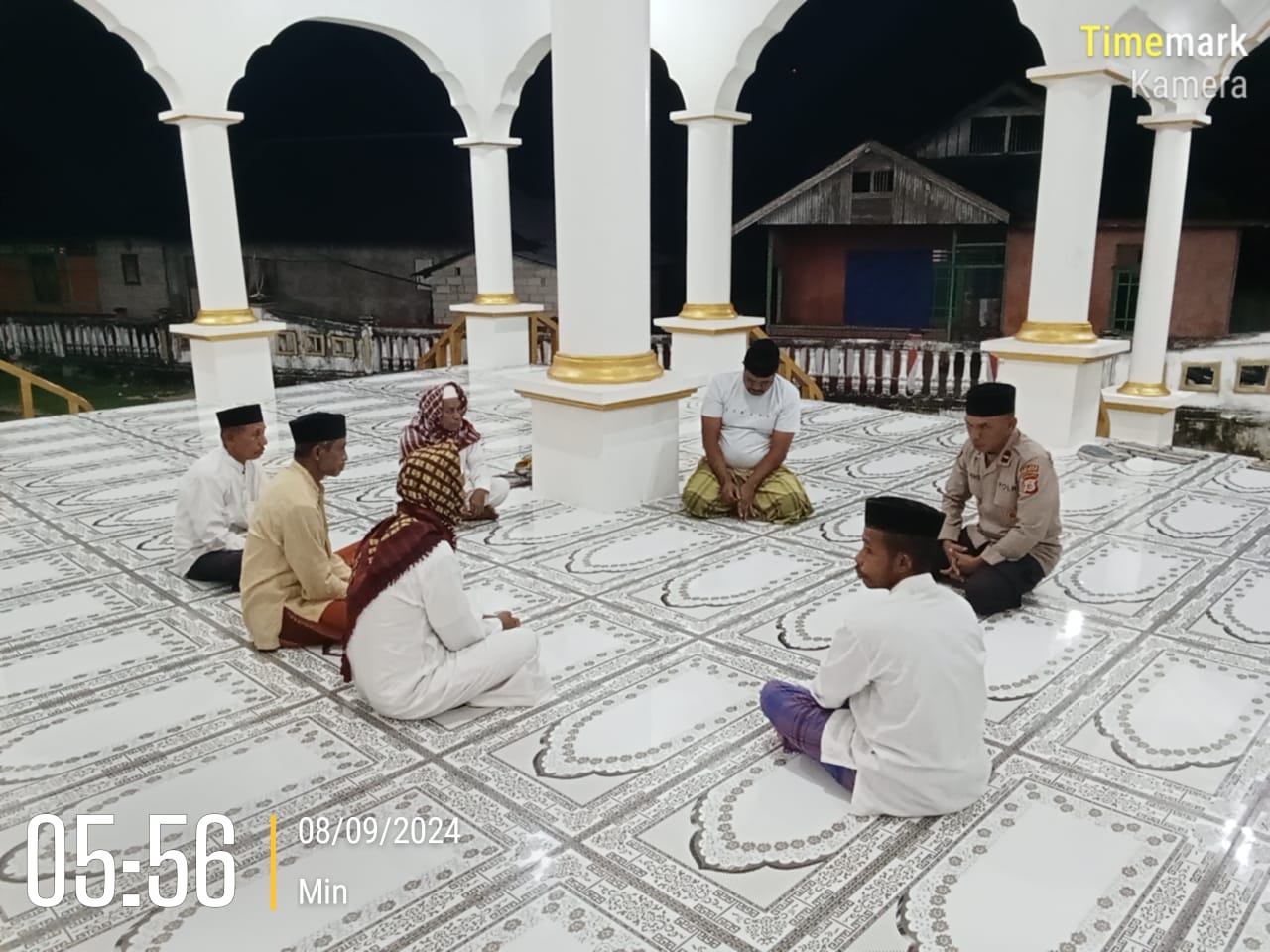 Polsek Ambalau Laksanakan Sholat Subuh Keliling Dalam Rangka Operasi Mantap Praja Salawaku 2024