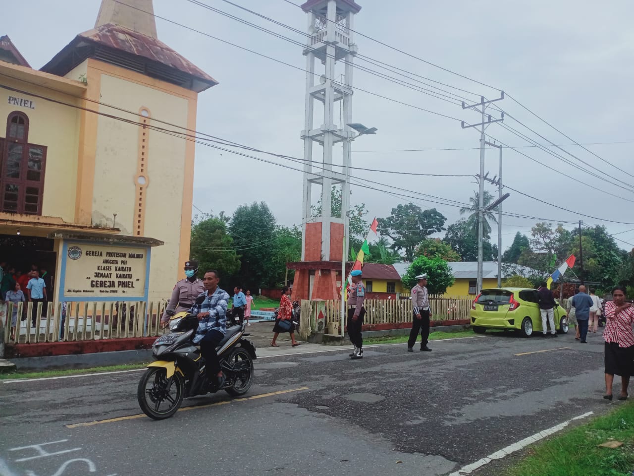 Ciptakan Rasa Aman Personel Polsek Kairatu Lakukan Patroli Serta Gatur Lalin di Gereja