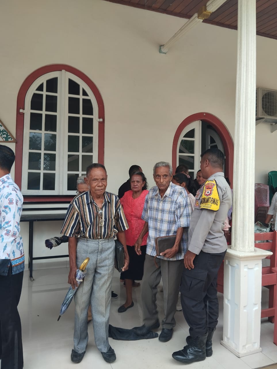 Bhabinkamtibmas Negeri Sila Laksanakan Pengamanan dan Himbauan Kamtibmas dalam Ibadah Minggu di Gereja Eben-Haizer