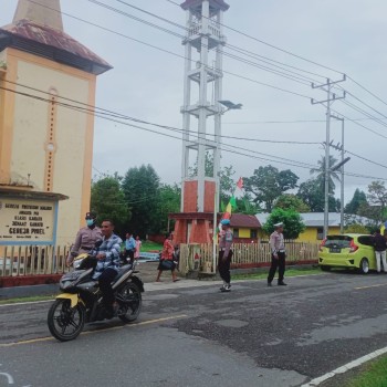 Ciptakan Rasa Aman Personel Polsek Kairatu Lakukan Patroli Serta Gatur Lalin di Gereja