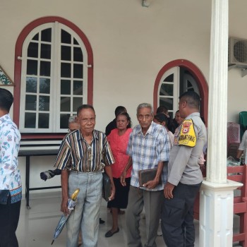 Bhabinkamtibmas Negeri Sila Laksanakan Pengamanan dan Himbauan Kamtibmas dalam Ibadah Minggu di Gereja Eben-Haizer