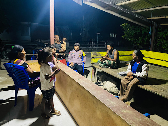 Ajak Warga jaga Kamtibmas, Bhabinkamtibmas Werain rutin Patroli Sambang di malam hari