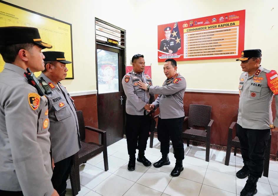 Temui Personel yang Jadi Penggali Kubur, Kapolri : Terus Menjadi Polisi Baik untuk Masyarakat