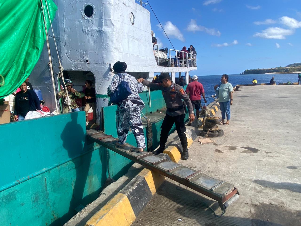 KPPP Polsek Kisar Melayani Aktifitas Masyarakat di Areal Pelabuhan Laut Wonreli