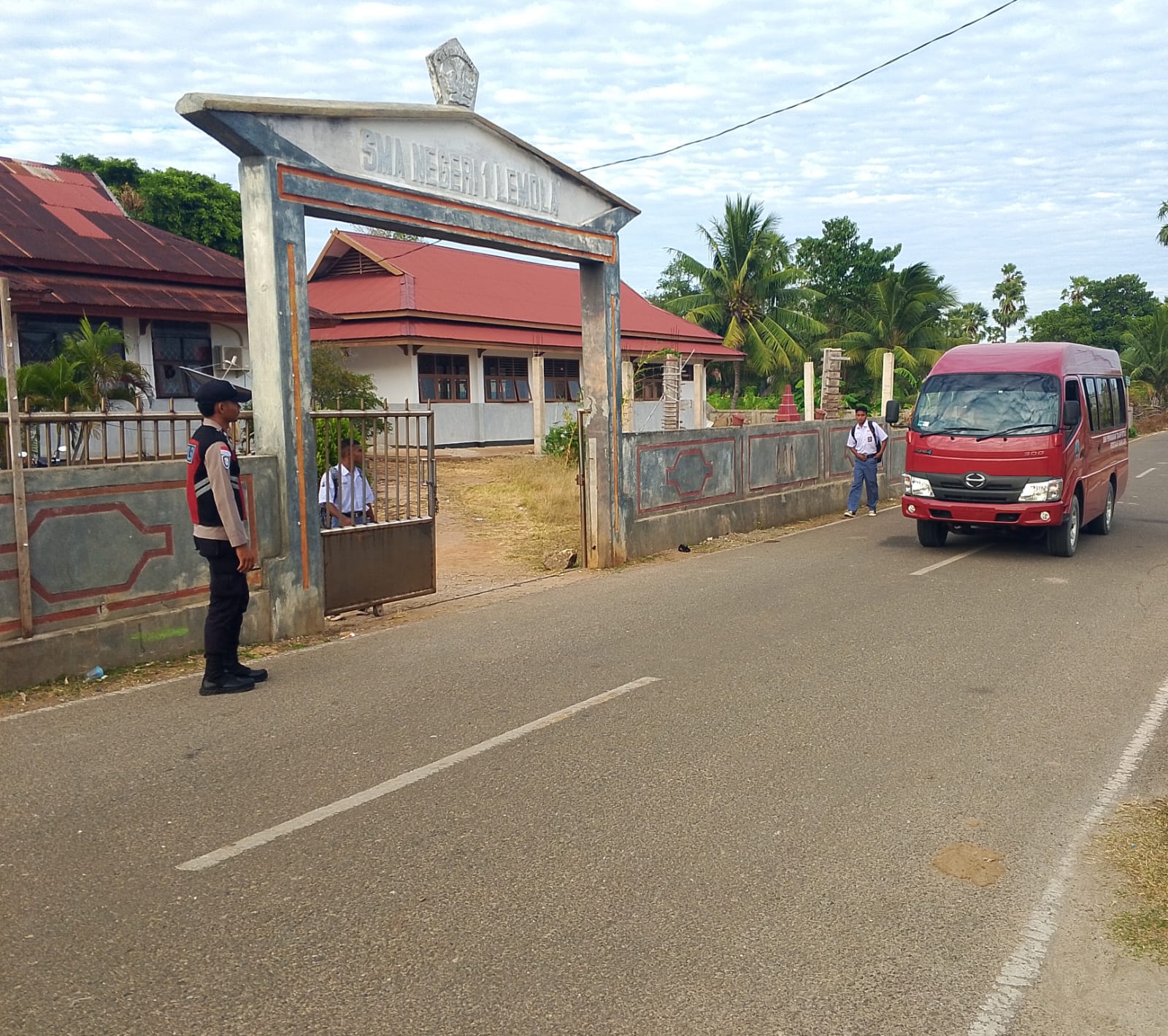 Polsek Serwaru Lakukan Gatur Jalan, Utamakan Keselamatan Berlalu Lintas Bagi Pengguna Jalan