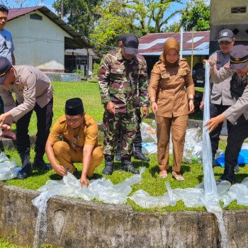 Polsek Salahutu Musnahkan 500 Liter Miras Jenis Sopi