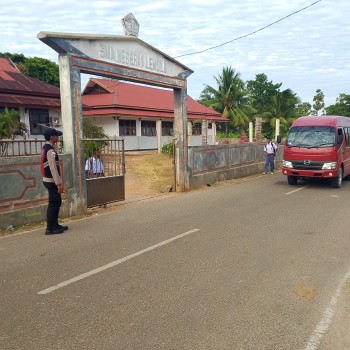 Polsek Serwaru Lakukan Gatur Jalan, Utamakan Keselamatan Berlalu Lintas Bagi Pengguna Jalan