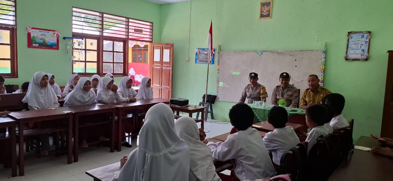 Bhabinkamtibmas dan Kanit Binmas Polsek Sirimau Sosialisasikan Bahaya Bullying di SD Kanawa Ambon