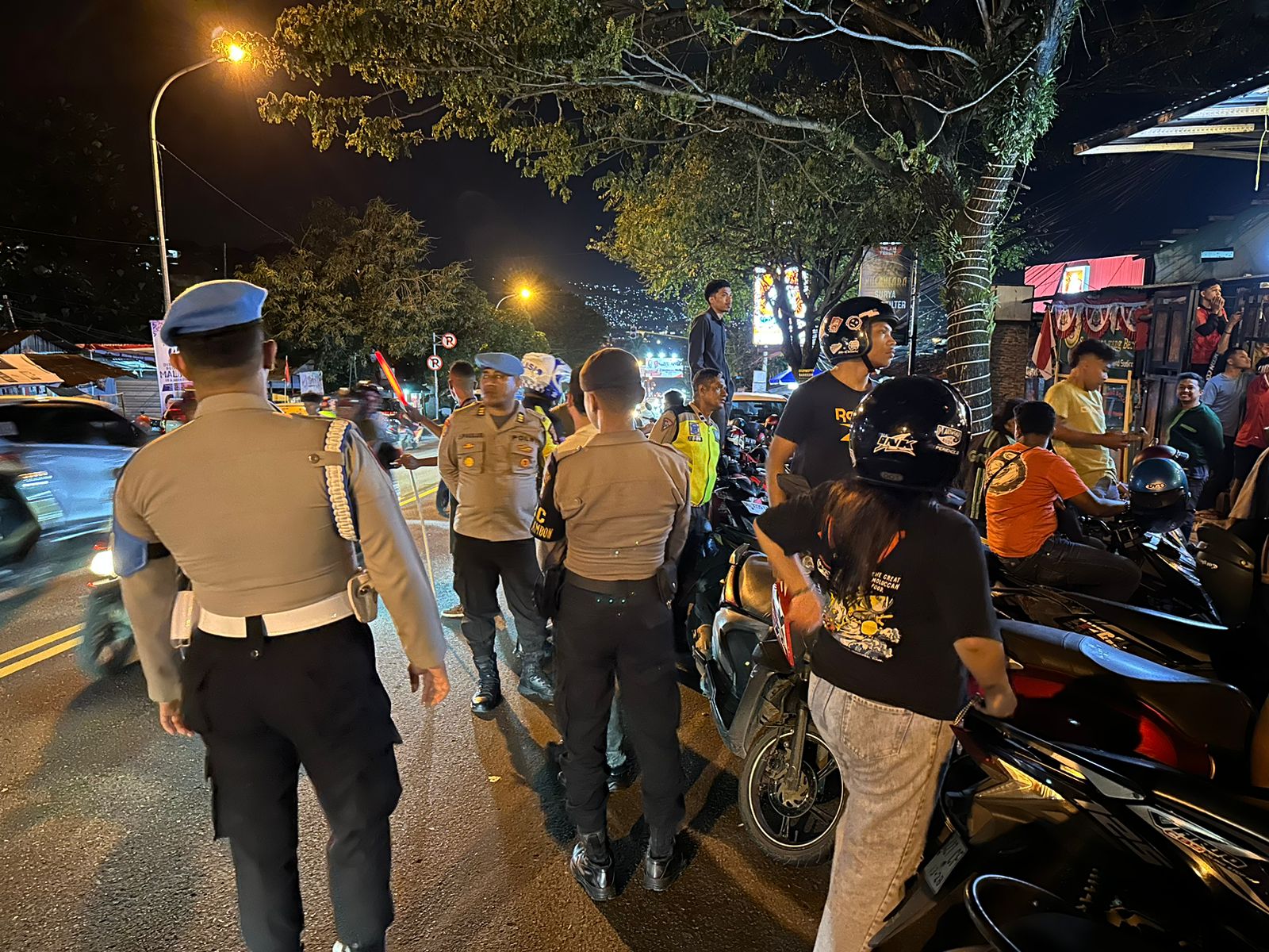 Polresta Ambon Gelar Patroli Malam dan Monitoring Nobar Pertandingan Sepak Bola