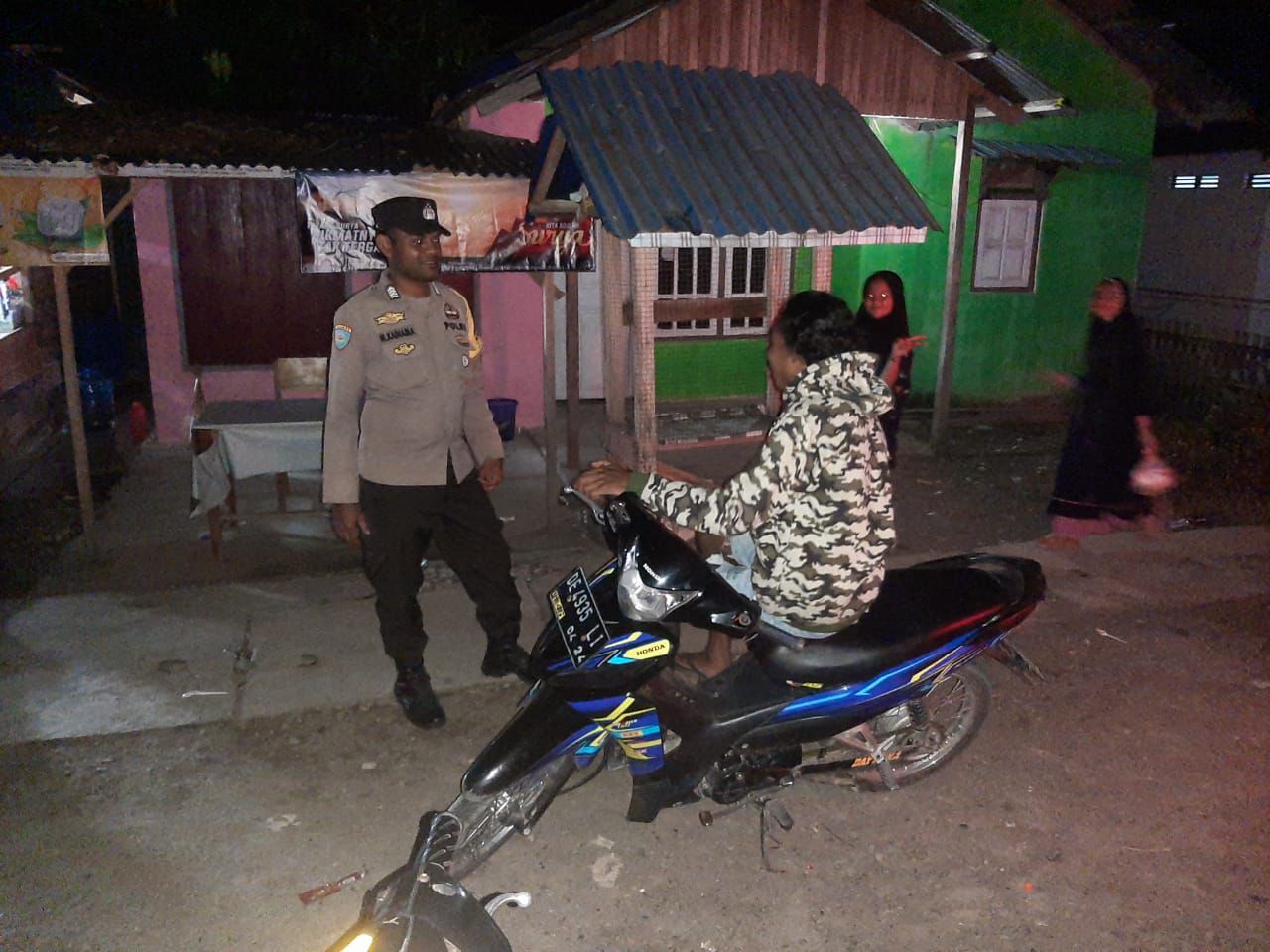 Pastikan Keamanan Warga, Polsek Taniwel Polres Seram Bagian Barat Gelar Patroli Malam.