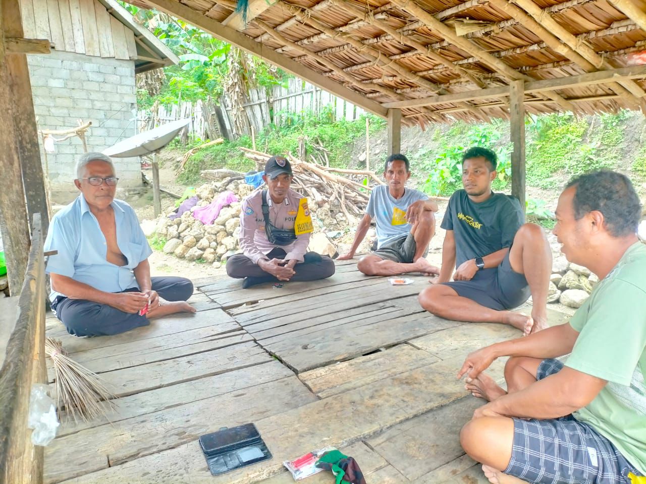 Bhabinkamtibmas Polsek Huamual Sambangi Warga Sampaikan Pesan Kamtibmas