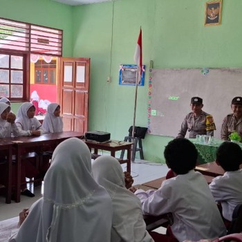 Bhabinkamtibmas dan Kanit Binmas Polsek Sirimau Sosialisasikan Bahaya Bullying di SD Kanawa Ambon