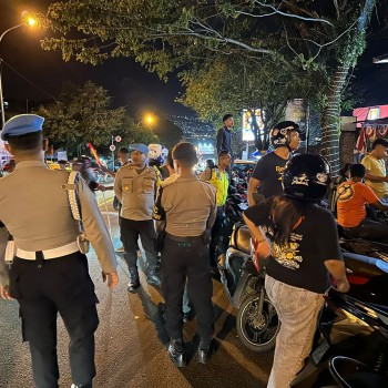 Polresta Ambon Gelar Patroli Malam dan Monitoring Nobar Pertandingan Sepak Bola