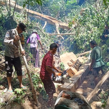 Bhabinkamtibmas Dan Babinsa Kolaborasi Dengan Warga Laksanakan Bakti Sosial