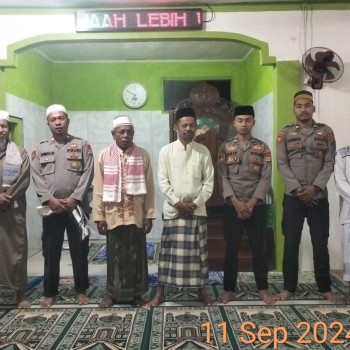 Polsek Leksula Laksanakan Sholat Subuh Keliling Di Kecamatan Leksula