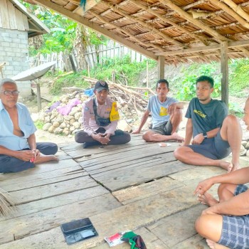 Bhabinkamtibmas Polsek Huamual Sambangi Warga Sampaikan Pesan Kamtibmas