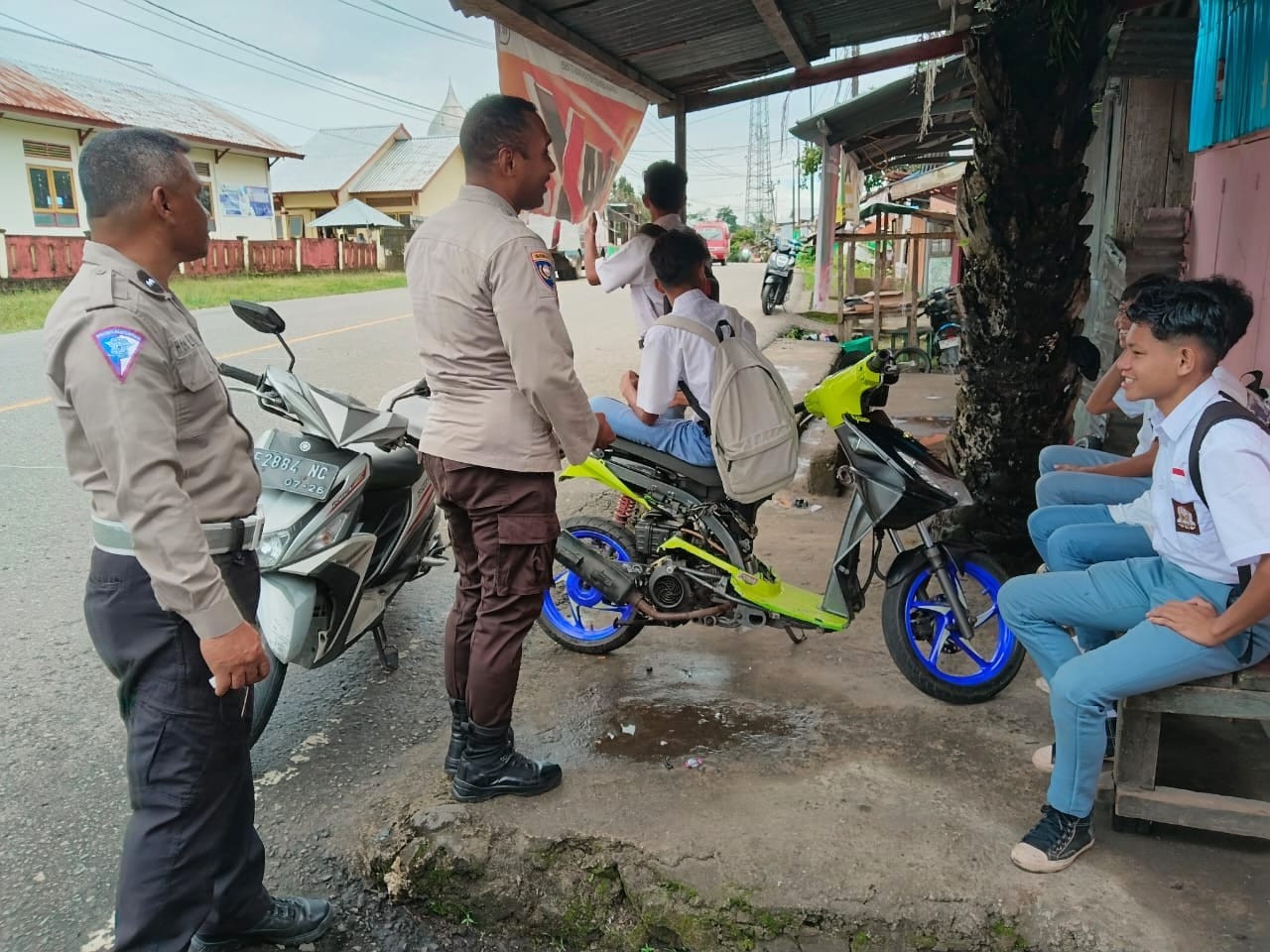 Polsek Salahutu Gelar Patroli dan Sambang untuk Cegah Gangguan Kamtibmas di Jam Sekolah