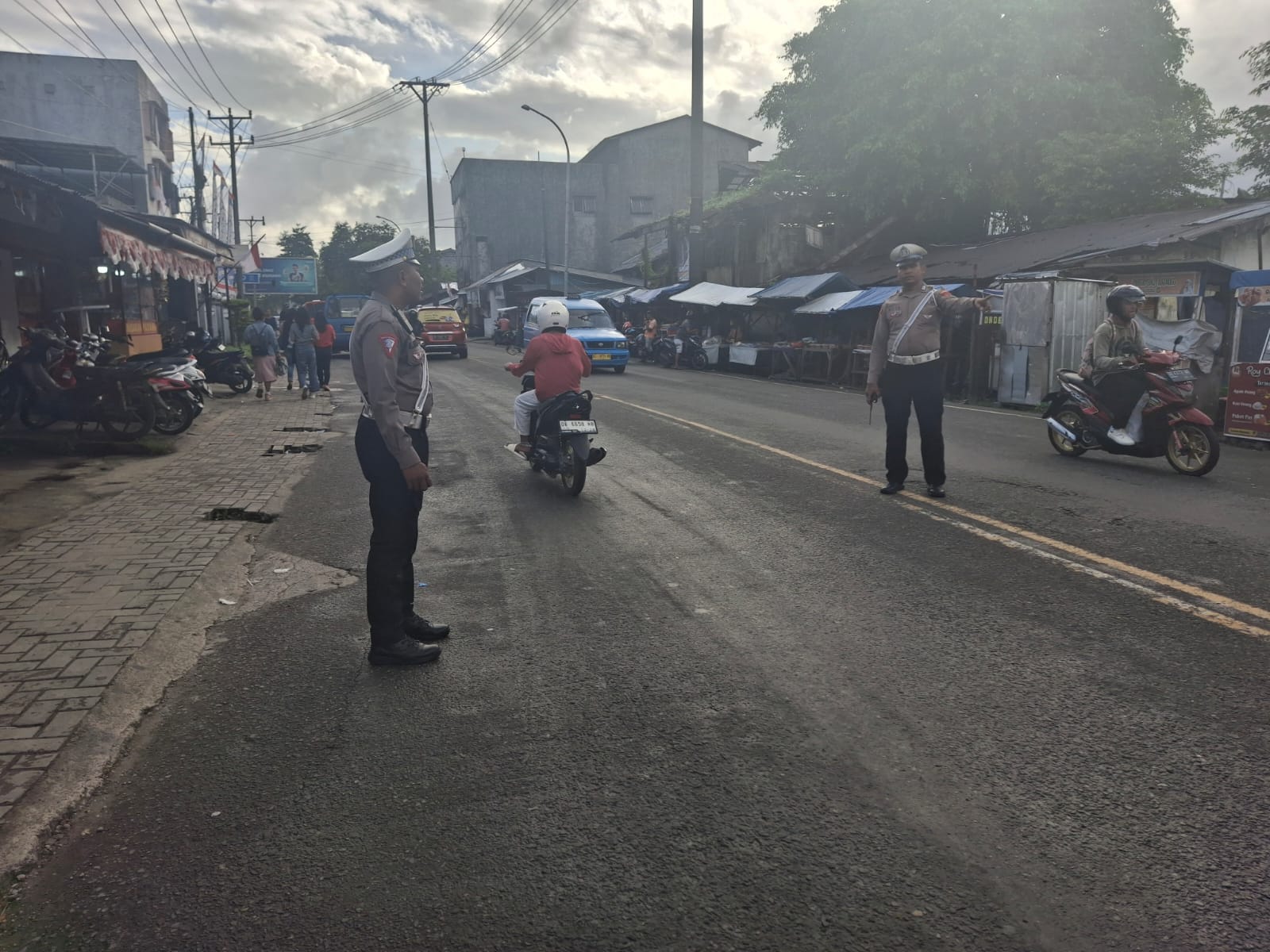 Polsek Baguala Laksanakan Pengaturan Arus Lalu Lintas di Sekitar Area Polsek