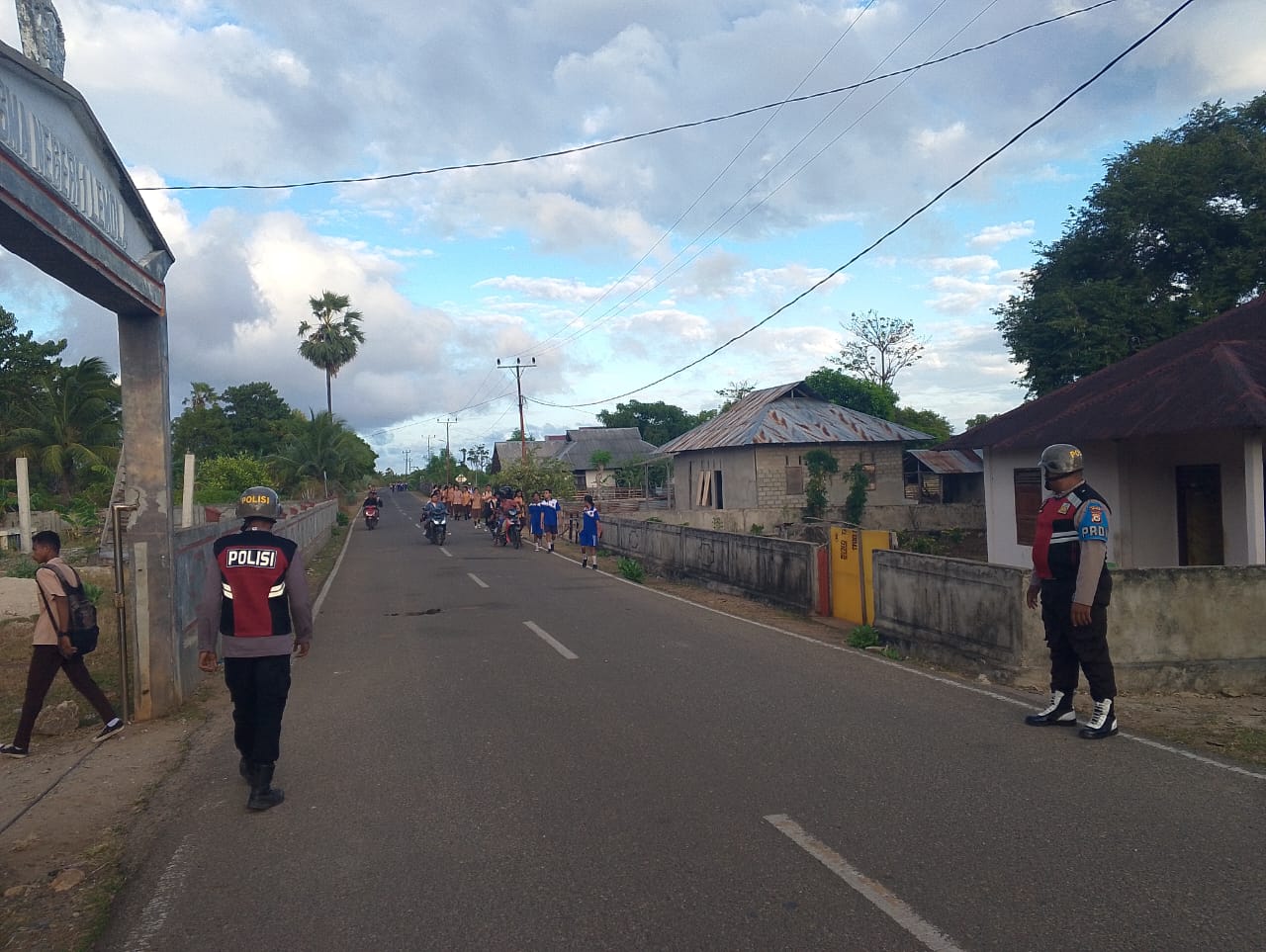 Personil Polsek Serwaru Lakukan Gatur Jalan, Utamakan Keselamatan Berlalu Lintas Bagi Pengguna Jalan