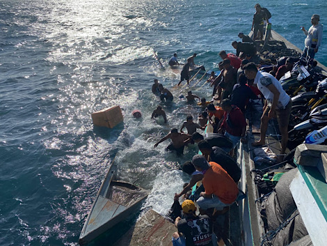 Reaksi cepat Polsek Selaru bersama Warga selamatkan korban kecelakaan laut