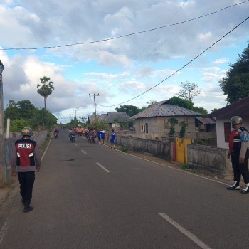 Personil Polsek Serwaru Lakukan Gatur Jalan, Utamakan Keselamatan Berlalu Lintas Bagi Pengguna Jalan