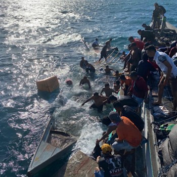 Reaksi cepat Polsek Selaru bersama Warga selamatkan korban kecelakaan laut