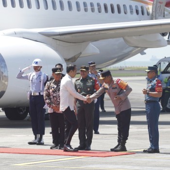 Presiden Jokowi Tiba di Balikpapan, Siap Berikan Arahan Strategis kepada Pejabat TNI-Polri di IKN