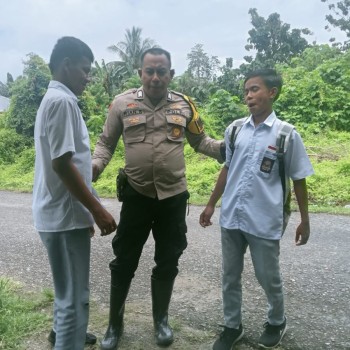 Bhabinkamtibmas Negeri Tuhaha Beri Pembinaan pada Pelajar yang Ditemukan Bolos Sekolah