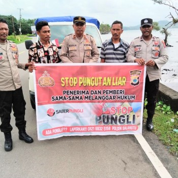 Polsek Salahutu Gelar Sosialisasi SABER PUNGLI kepada Supir Mobil Pick Up di Negeri Waai